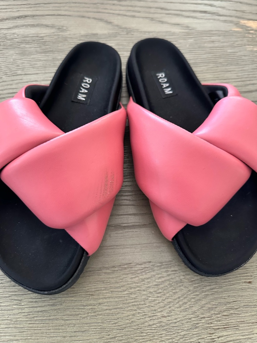 ROAM women's foldy puffy slide sandal in fuchsia